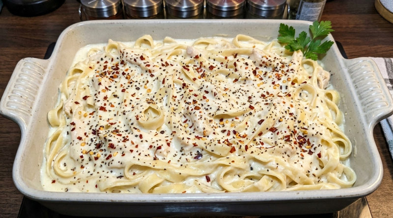 A melhor maneira de fazer macarrão ao molho branco com frango de um jeito simples
