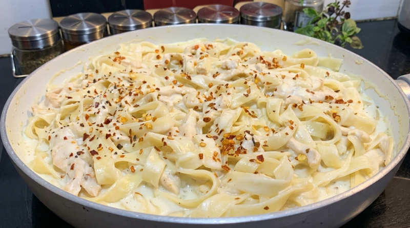macarrão ao molho branco com frango