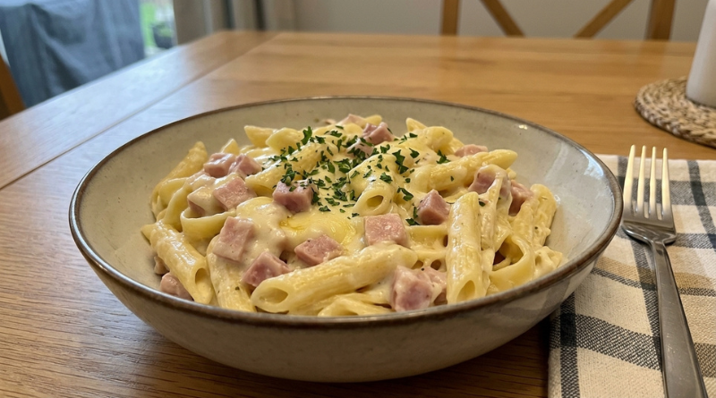macarrão ao molho branco com presunto e queijo de forma simples